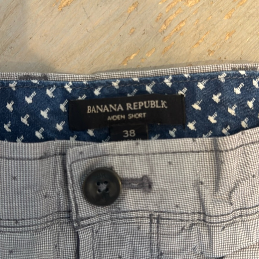 Banana Republic Aiden Short. Size 38. Grey with blue dot pattern